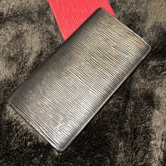 Louis Vuitton - Picture 3 of 10